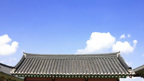 T/L Peaceful clouds flowing over the roof of traditional Korean architec 库存影片 163995256