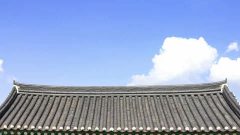 T/L Peaceful clouds flowing over the roof of traditional Korean architec 库存影片 163995374