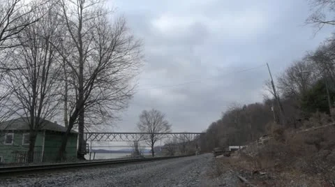 TL Train Tracks Sky River 001 Stockbeeldmateriaal 12136196