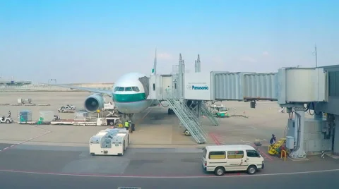 Tmelapse video of an airplane getting ready to depart at the gate in an airport Video stock 44230547