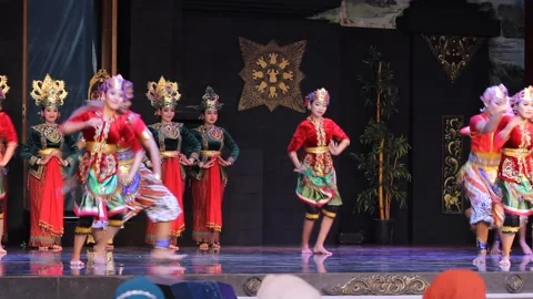 TMII, East Java Pavilion or Anjungan, Lamongan Traditional Dance Vídeo Stock 197063645