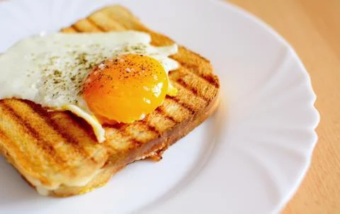 Toast with egg 库存照片