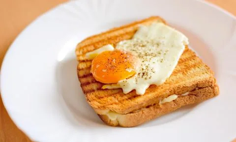 Toast with egg 库存照片