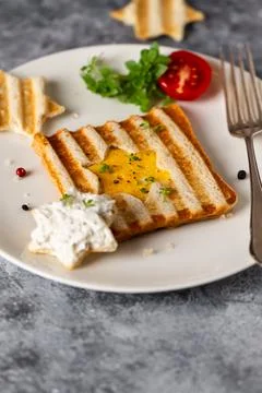 Toast with scrambled eggs in the shape of star with cheam cheese and vegetabl Foto stock