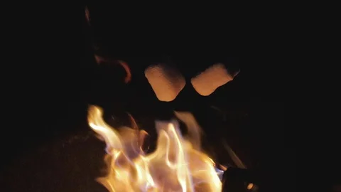 Toasting marshmallows over campfire slow motion 스톡 동영상 128614507