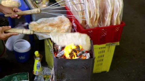 Toasting Thai roti bread over brassier Vídeo Stock 62258346