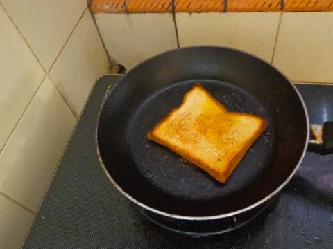 Toasting white bread on a non-stick pan over low heat 写真素材