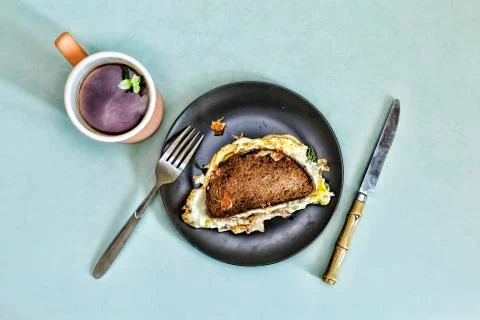 Toasts of gray bread with egg, bacon and arugula Fotos de archivo