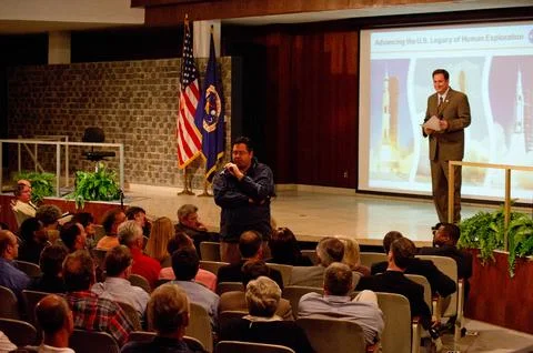 TODD MAY, MANAGER, SPACE LAUNCH SYSTEM PROGRAM, AND CENTER DIRECTOR LIGHTFO.. Foto stock