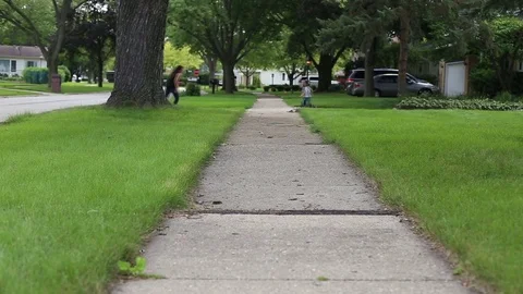 Toddler and mom chasing each other, video Видео 78534712