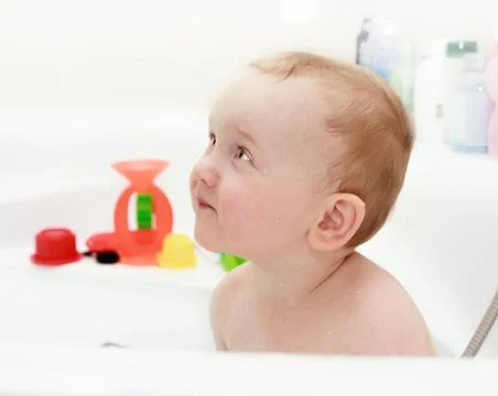 Toddler in the bath Foto stock