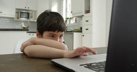 Toddler boy browsing internet 4K 4K+ 5K, RED camera footage Vídeos de archivo 129392341