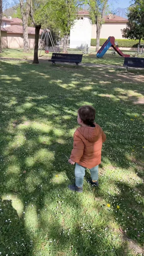 Toddler boy playing and walking in a green park in Spain Vídeos de archivo 336625565