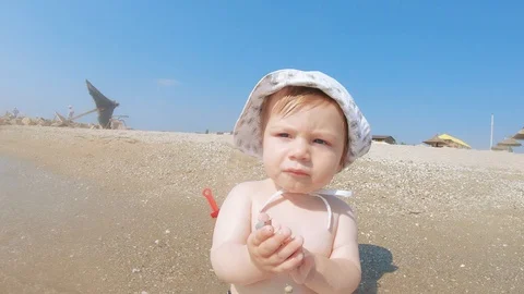 Toddler boy with shells in his hands Vídeo Stock 114826511