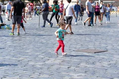 Toddler chasing a soap bubble on the main square in Prague EU 库存照片