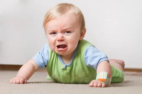 Toddler on the ground crying Foto stock