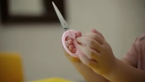 Toddler learning to use scissor for the first time Stock Footage 159055982