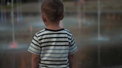 Toddler looking at the fountain Stock Footage 79927028