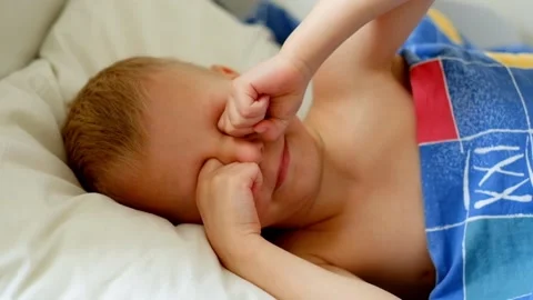 Toddler Lying in the Bed and Going to Sleep 動画素材 87750715