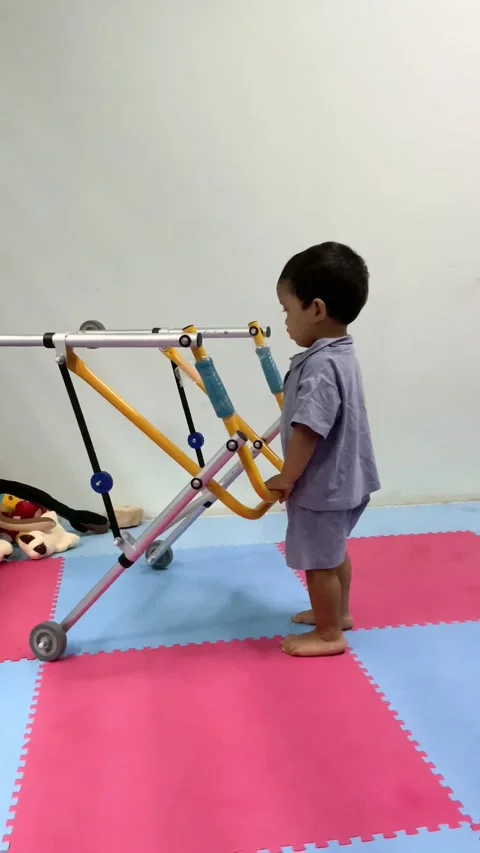 Toddler with a Mobility Aid Walker for Physical Therapy 스톡 동영상 341498438