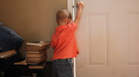 Toddler opening up front door Stock Footage 44445533