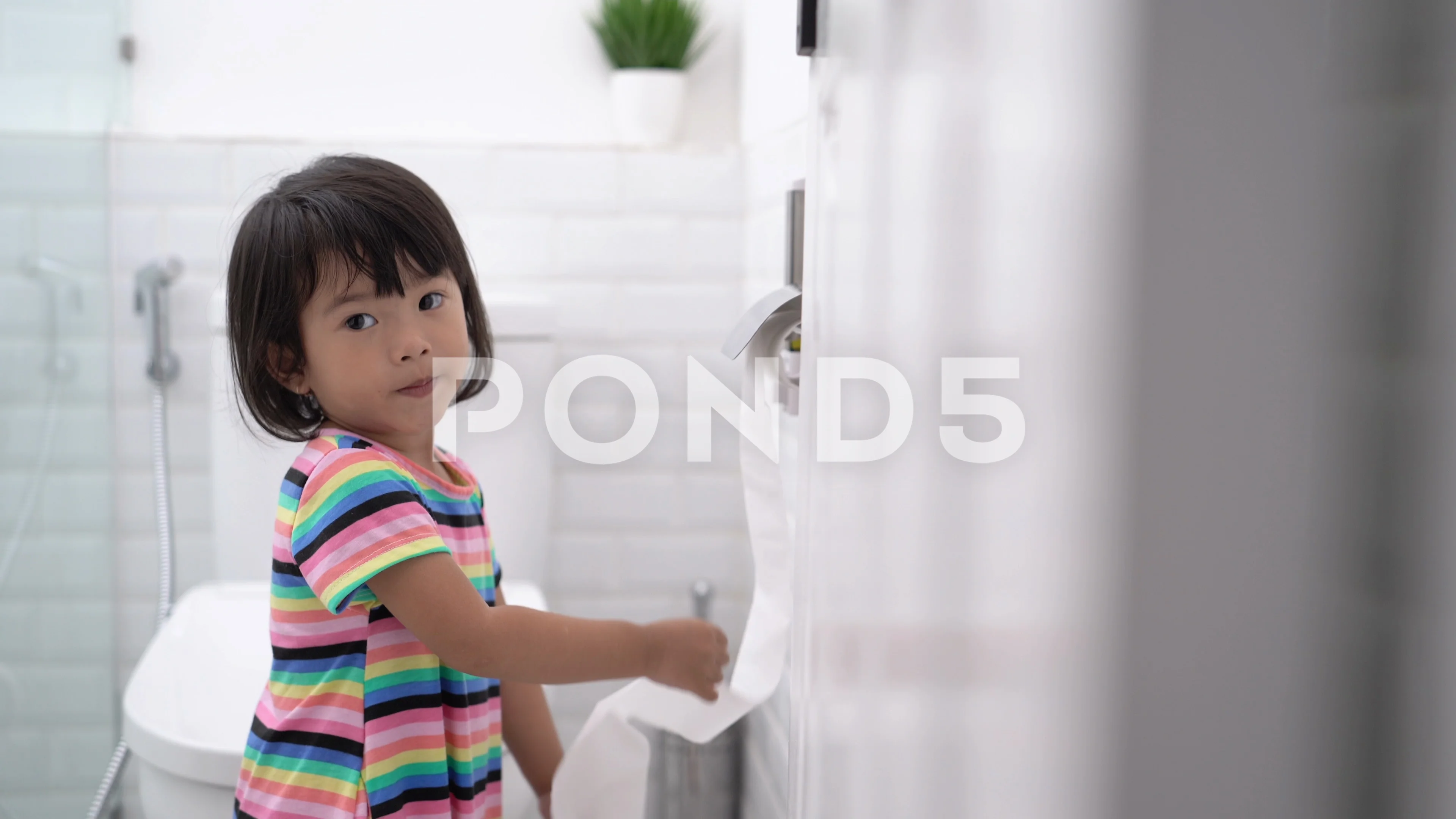 toddler pulling out toilet paper, Stock Video