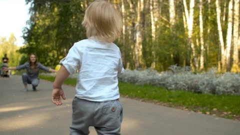 Toddler running to his mom Stock Footage 120597418
