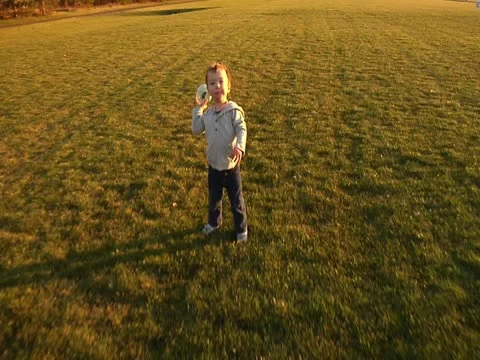 Toddler running scared Vidéo 20495922