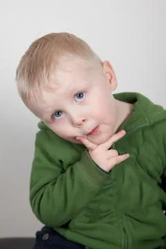 Toddler thinking hard Stock-Fotos