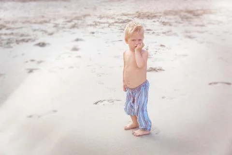 Toddler walking on a beach Fotos Stock
