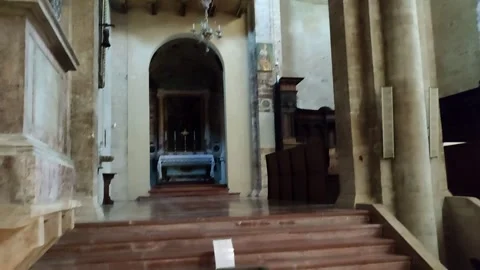 Todi - Accesso alla cripta del duomo dalla navata sinistra Stock Footage 327639762