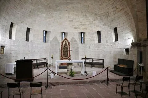 Todi - Altare nella cripta del duomo Stock Photos