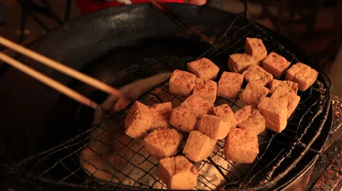 Tofu being deep fried in a wok in Qibao market Vídeo Stock 39629447