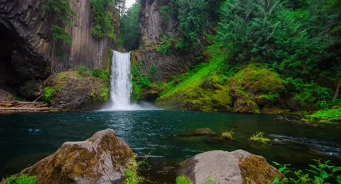 Toketee Falls Two Tiered Waterfall Columnar Basalt Aquamarine Pool Video stock 337513907
