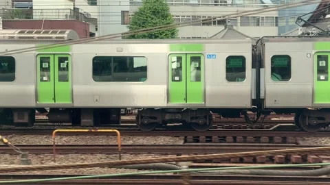 Tokyo Commuter Train Speeding Through City   库存影片 336558274