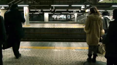 Tokyo - Crowd waits train at Shinagawa station Stock Footage