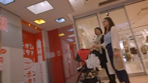 Tokyo department store elevator Stockbeeldmateriaal 100100874