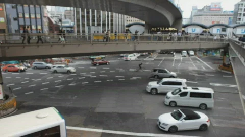 Tokyo Intersection Traffic and People Walking Stockbeeldmateriaal 452539
