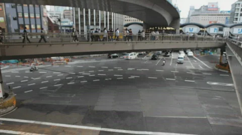 Tokyo Intersection Traffic and People Walking Stockbeeldmateriaal 453774