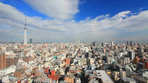 Tokyo Skytree and Flowing Clouds 库存影片 330580060
