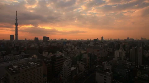 Tokyo Skytree and the Morning Flowing Clouds Stockbeeldmateriaal 330324341