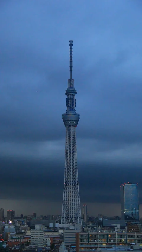 Tokyo Skytree and Thunder: Evening Scene Vídeo Stock 330328319