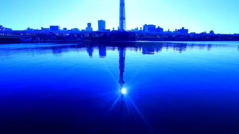 Tokyo Skytree, Rays of Sunlight, and the Sumida River Vídeos de archivo 330329418