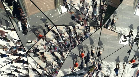 Tokyo - Street view with people reflecting in mirror mosaic. Harajuku Vídeos de archivo 63432853