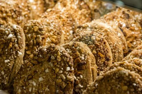 Toledanas biscuits in the shop window, typical of the area of Toledo, Spain. Stockfoto's