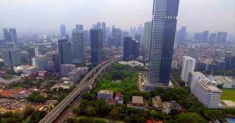Toll road arc beside a mosque dome and hazy skyline Vidéo 69998440