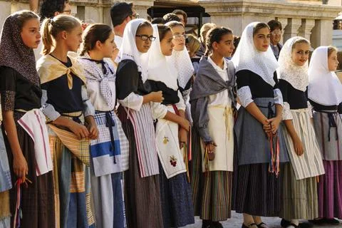  Tolo Balaguer jovenes vestidas con traje tradicional,concurso de pisadore... Stock Photos