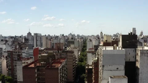 Toma aérea de edificios de la ciudad de Rosario en Argentina 4k Stock Footage 135115391