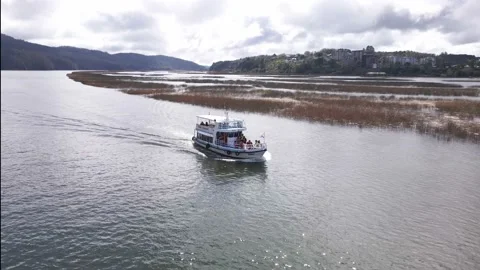 Toma de drone barco con gente en el interior y exterior Stock Footage 218475763