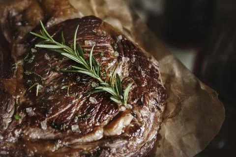Tomahawk on a plate with garnish Stockfoto's